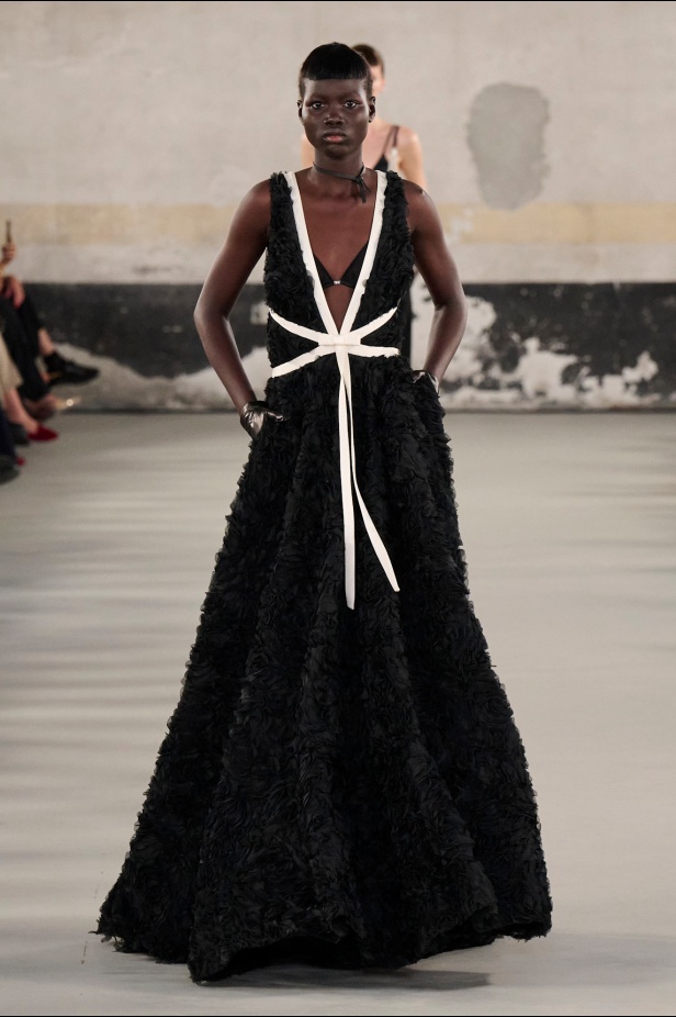 مجموعة Elisabetta Franchi لربيع وصيف 2025 تعكس صورة المرأة القوية 