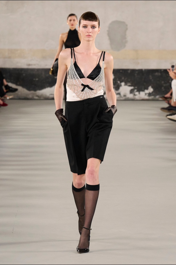 مجموعة Elisabetta Franchi لربيع وصيف 2025 تعكس صورة المرأة القوية 