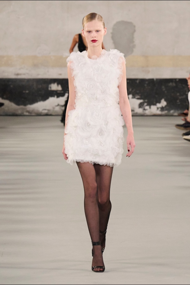 مجموعة Elisabetta Franchi لربيع وصيف 2025 تعكس صورة المرأة القوية 