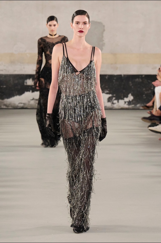 مجموعة Elisabetta Franchi لربيع وصيف 2025 تعكس صورة المرأة القوية 