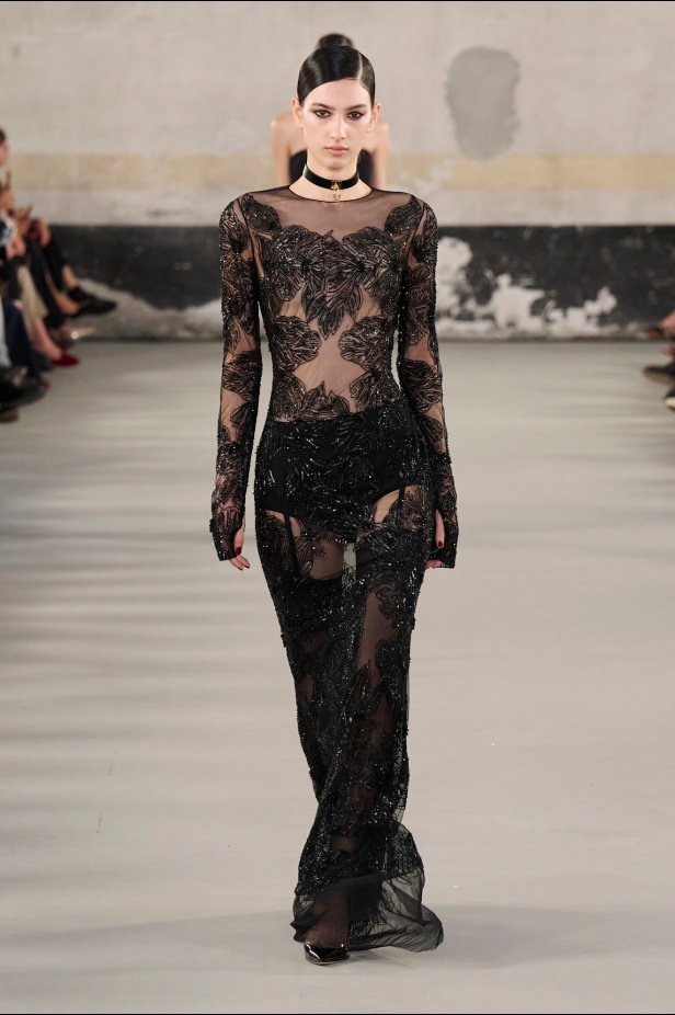 مجموعة Elisabetta Franchi لربيع وصيف 2025 تعكس صورة المرأة القوية 