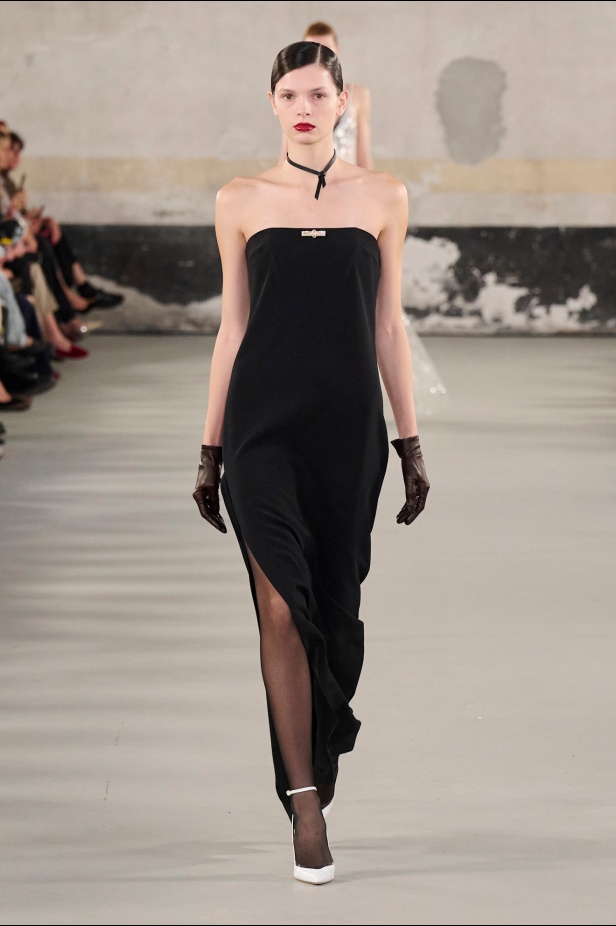 مجموعة Elisabetta Franchi لربيع وصيف 2025 تعكس صورة المرأة القوية 