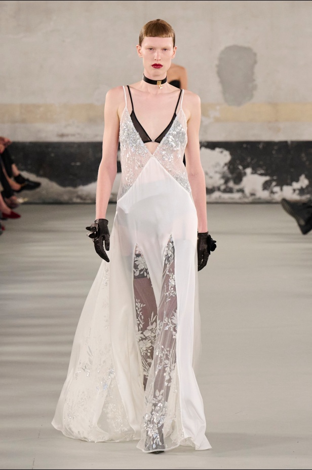 مجموعة Elisabetta Franchi لربيع وصيف 2025 تعكس صورة المرأة القوية 