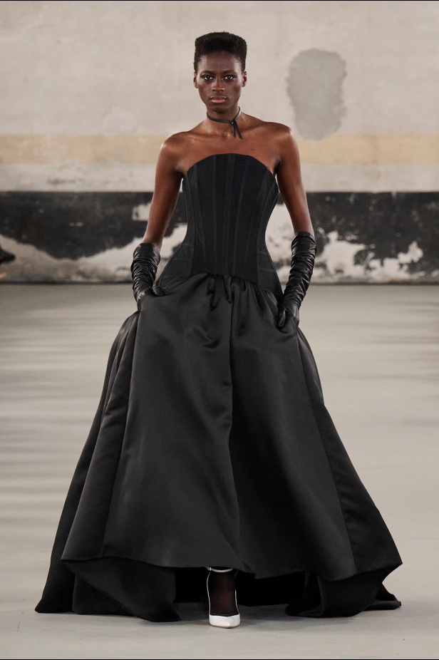 مجموعة Elisabetta Franchi لربيع وصيف 2025 تعكس صورة المرأة القوية 