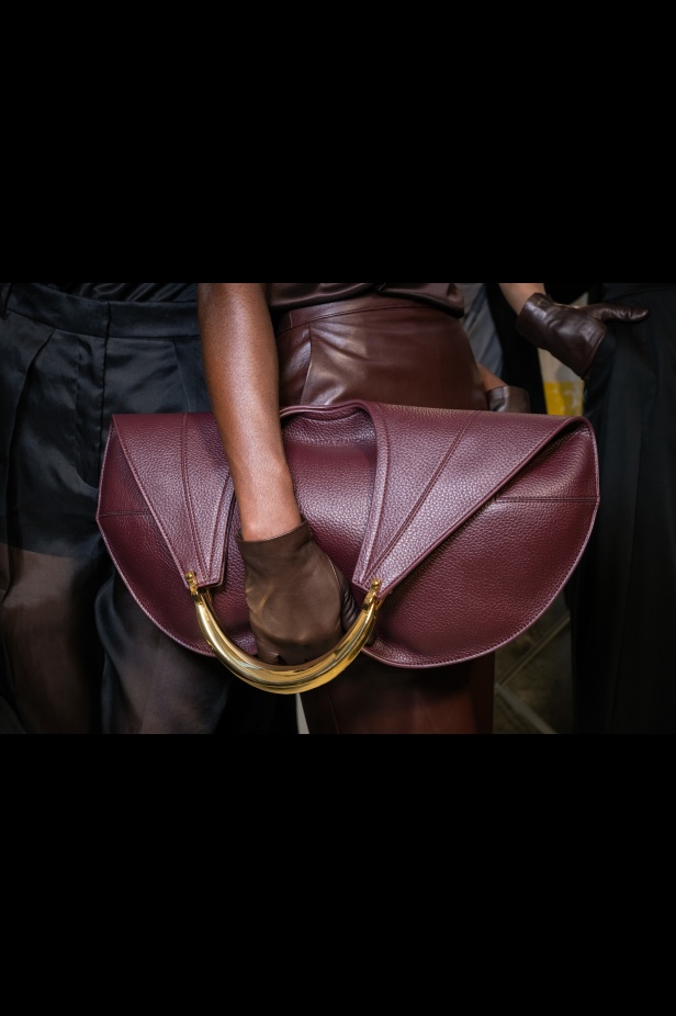 مجموعة Elisabetta Franchi لربيع وصيف 2025 تعكس صورة المرأة القوية 