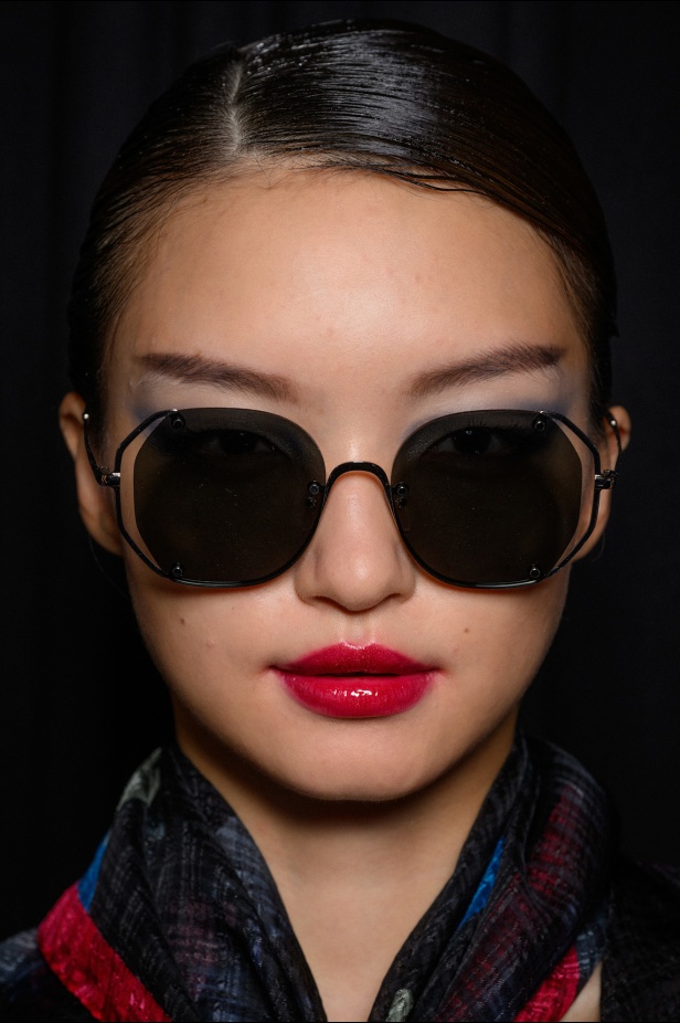 مجموعة Emporio Armani لربيع وصيف 2025 تتماشى مع روح العصر مع البقاء وفية لجوهر الدار