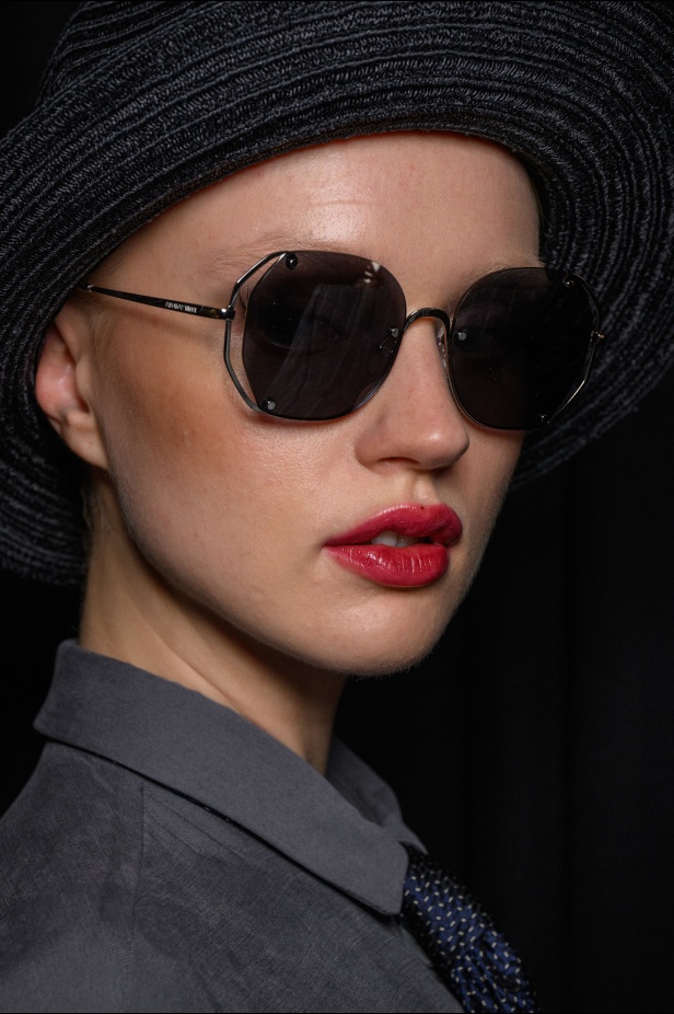 مجموعة Emporio Armani لربيع وصيف 2025 تتماشى مع روح العصر مع البقاء وفية لجوهر الدار