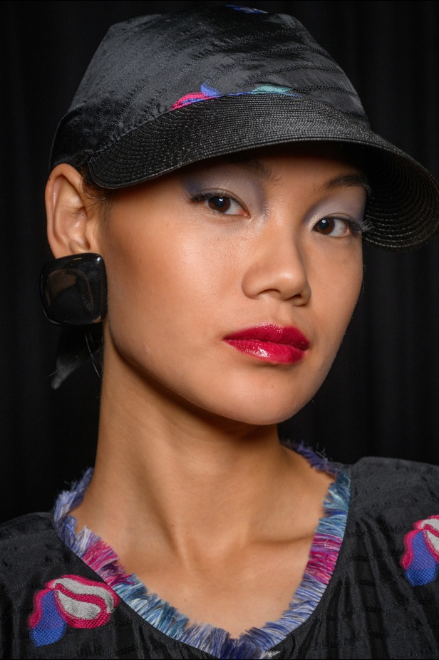 مجموعة Emporio Armani لربيع وصيف 2025 تتماشى مع روح العصر مع البقاء وفية لجوهر الدار