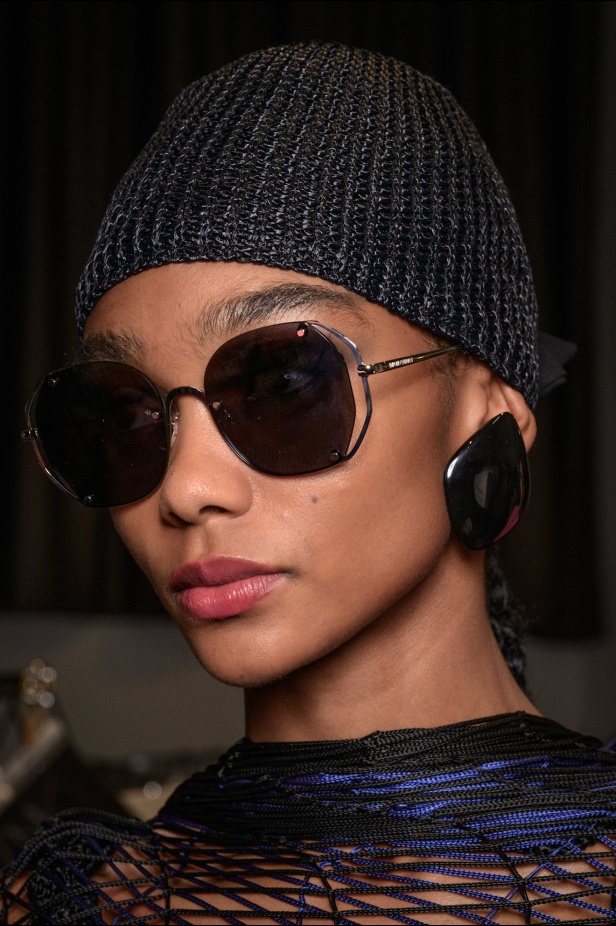 مجموعة Emporio Armani لربيع وصيف 2025 تتماشى مع روح العصر مع البقاء وفية لجوهر الدار