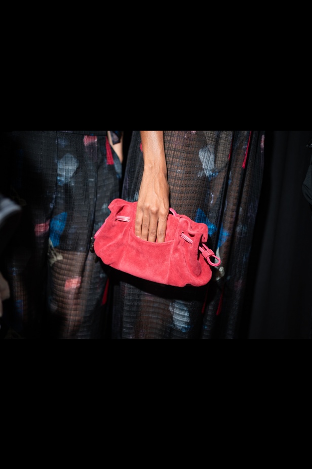 مجموعة Emporio Armani لربيع وصيف 2025 تتماشى مع روح العصر مع البقاء وفية لجوهر الدار