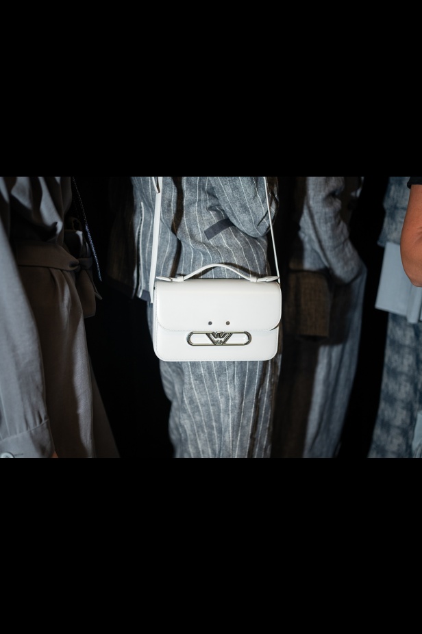 مجموعة Emporio Armani لربيع وصيف 2025 تتماشى مع روح العصر مع البقاء وفية لجوهر الدار