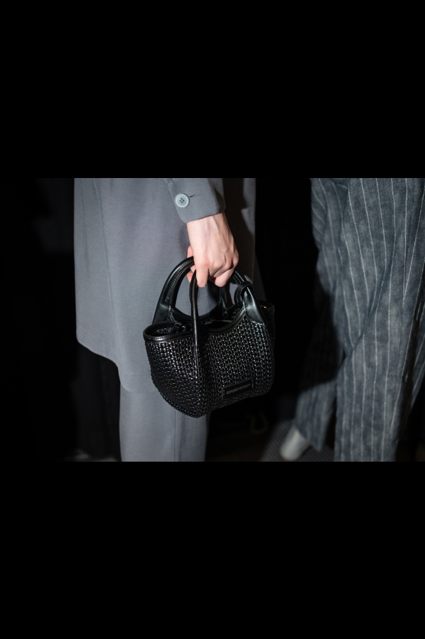 مجموعة Emporio Armani لربيع وصيف 2025 تتماشى مع روح العصر مع البقاء وفية لجوهر الدار