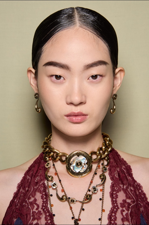 مجموعة Etro لربيع وصيف 2025 تمتلئ بالطاقة الإبداعية... أقمشة متدفقة وطبعات نابضة بالحياة