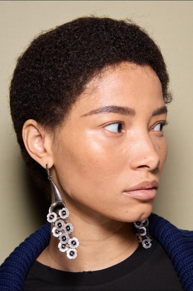 مجموعة Etro لربيع وصيف 2025 تمتلئ بالطاقة الإبداعية... أقمشة متدفقة وطبعات نابضة بالحياة