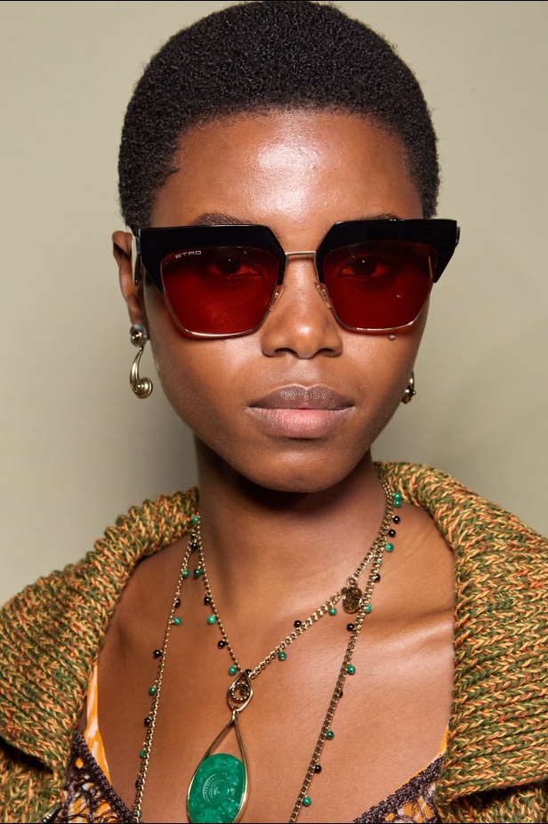 مجموعة Etro لربيع وصيف 2025 تمتلئ بالطاقة الإبداعية... أقمشة متدفقة وطبعات نابضة بالحياة