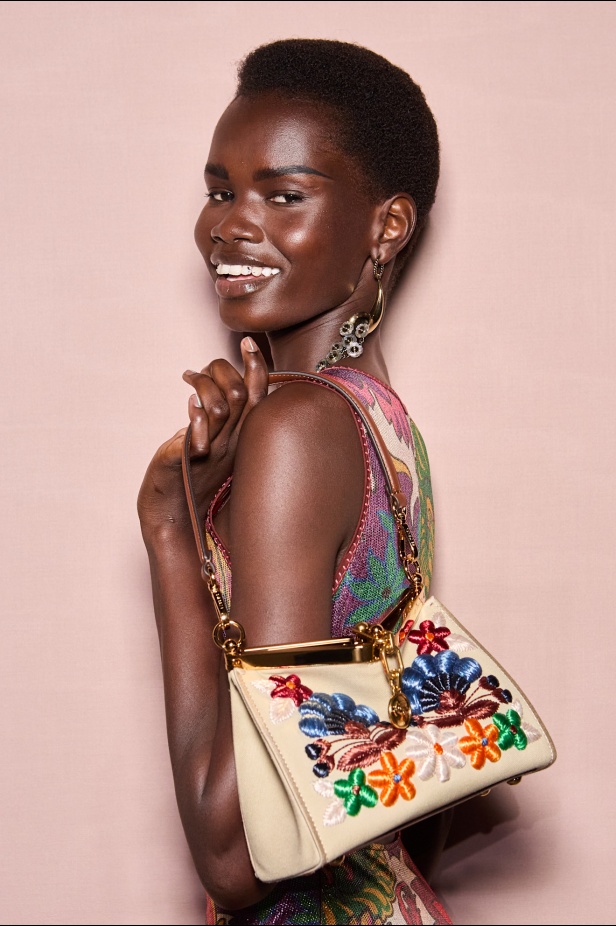 مجموعة Etro لربيع وصيف 2025 تمتلئ بالطاقة الإبداعية... أقمشة متدفقة وطبعات نابضة بالحياة