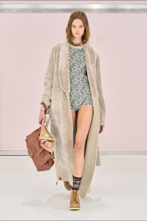 مجموعة Fendi ربيع وصيف 2025 للملابس الجاهزة