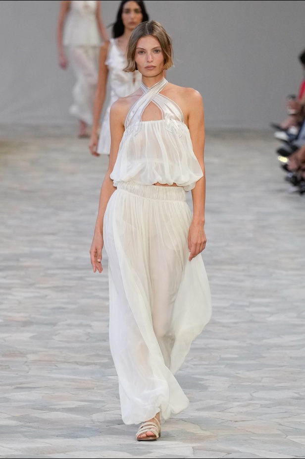 عرض أزياء مجموعة Alberta Ferretti لربيع وصيف 2025