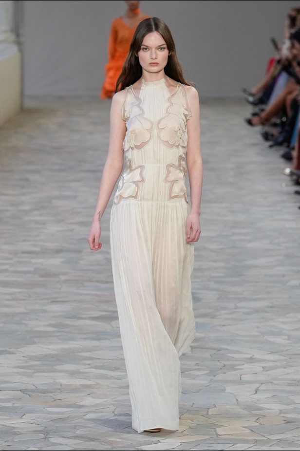 عرض أزياء مجموعة Alberta Ferretti لربيع وصيف 2025