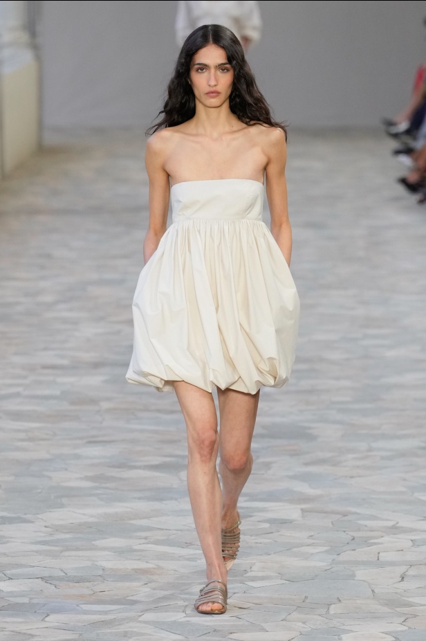 عرض أزياء مجموعة Alberta Ferretti لربيع وصيف 2025