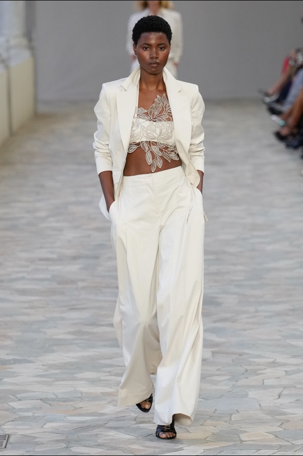 عرض أزياء مجموعة Alberta Ferretti لربيع وصيف 2025