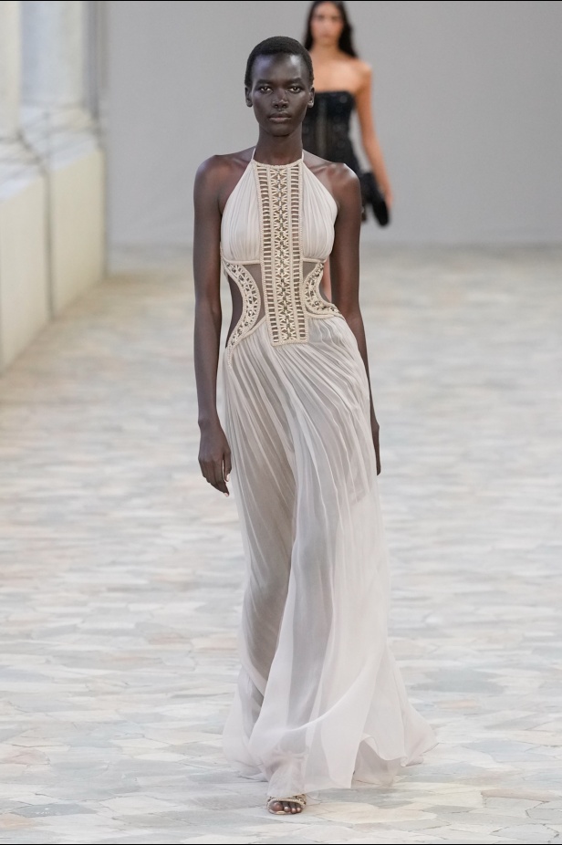 عرض أزياء مجموعة Alberta Ferretti لربيع وصيف 2025