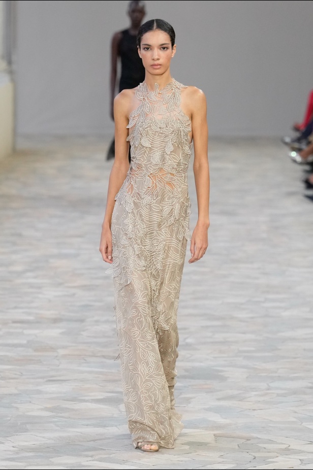 عرض أزياء مجموعة Alberta Ferretti لربيع وصيف 2025