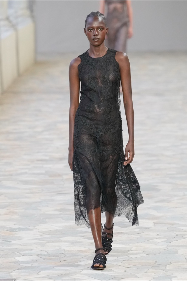 عرض أزياء مجموعة Alberta Ferretti لربيع وصيف 2025