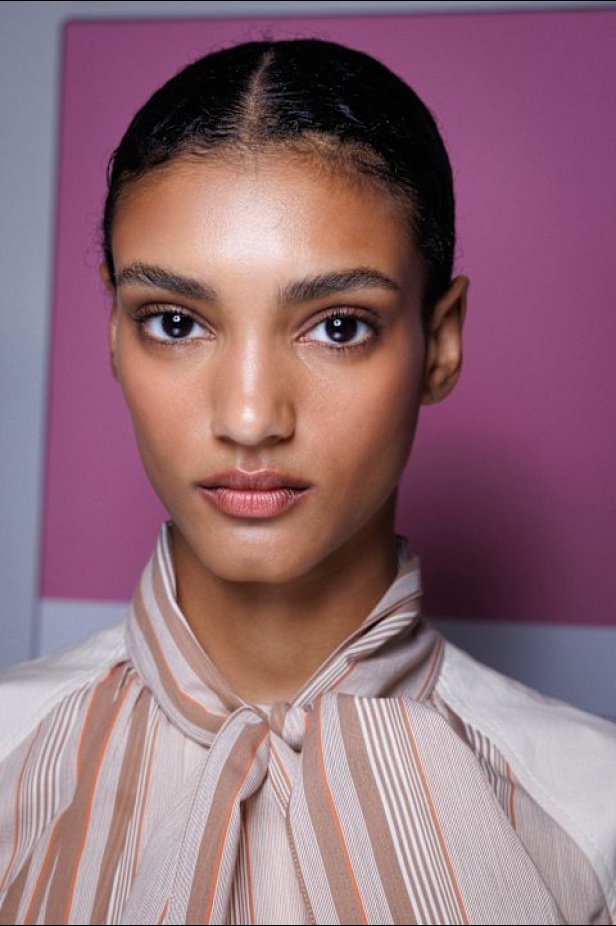 عرض أزياء مجموعة Alberta Ferretti لربيع وصيف 2025