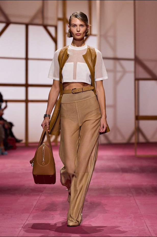 مجموعة Hermès لربيع وصيف 2025... رسالة حب للحرفية التي تُتقنها الدار