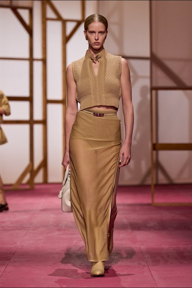 مجموعة Hermès لربيع وصيف 2025... رسالة حب للحرفية التي تُتقنها الدار