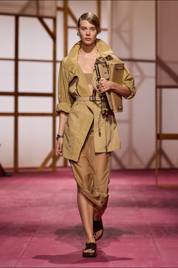 مجموعة Hermès لربيع وصيف 2025... رسالة حب للحرفية التي تُتقنها الدار