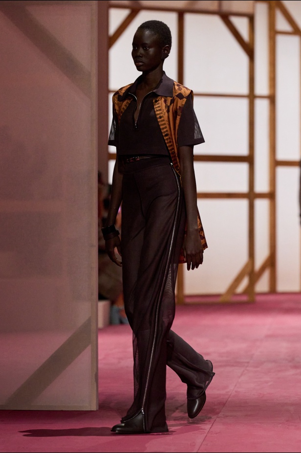 مجموعة Hermès لربيع وصيف 2025... رسالة حب للحرفية التي تُتقنها الدار