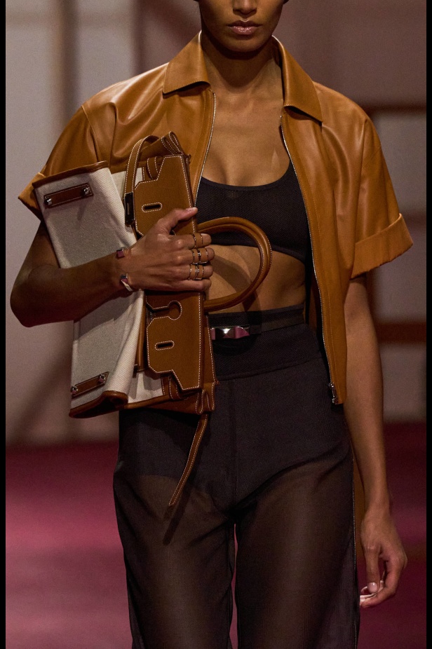 مجموعة Hermès لربيع وصيف 2025... رسالة حب للحرفية التي تُتقنها الدار