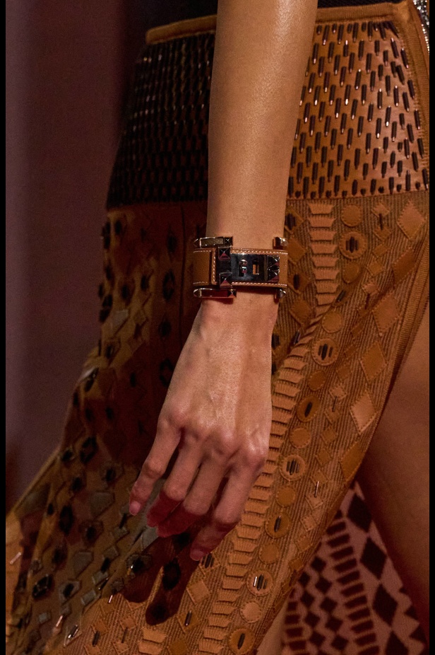 مجموعة Hermès لربيع وصيف 2025... رسالة حب للحرفية التي تُتقنها الدار