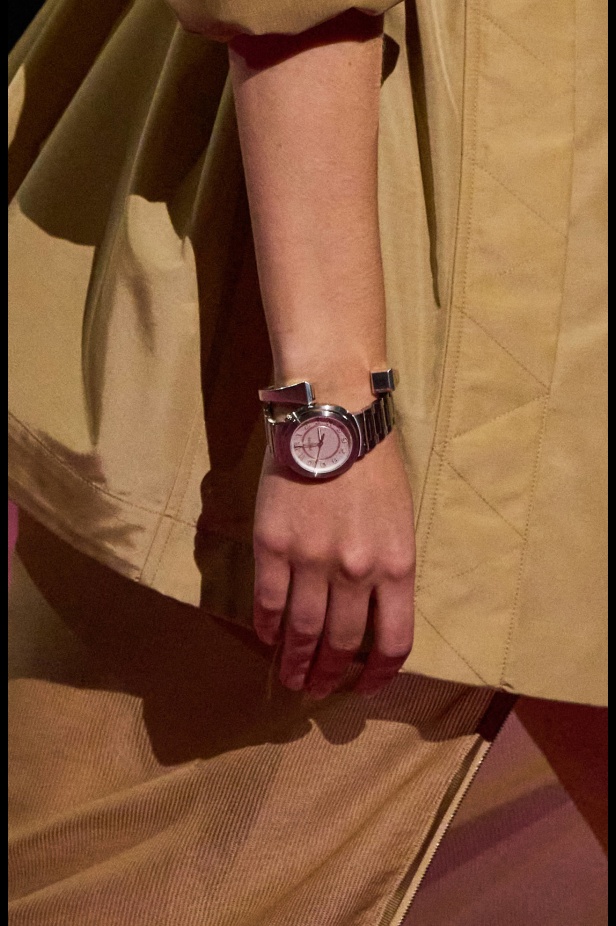 مجموعة Hermès لربيع وصيف 2025... رسالة حب للحرفية التي تُتقنها الدار