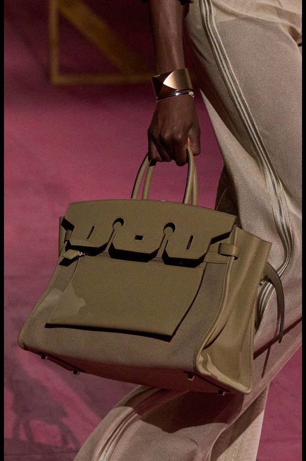 مجموعة Hermès لربيع وصيف 2025... رسالة حب للحرفية التي تُتقنها الدار