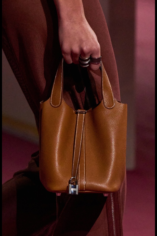 مجموعة Hermès لربيع وصيف 2025... رسالة حب للحرفية التي تُتقنها الدار