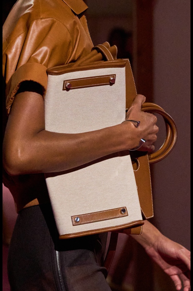 مجموعة Hermès لربيع وصيف 2025... رسالة حب للحرفية التي تُتقنها الدار