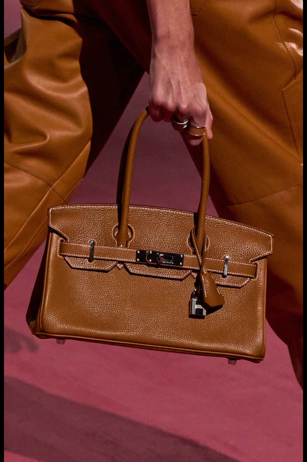 مجموعة Hermès لربيع وصيف 2025... رسالة حب للحرفية التي تُتقنها الدار