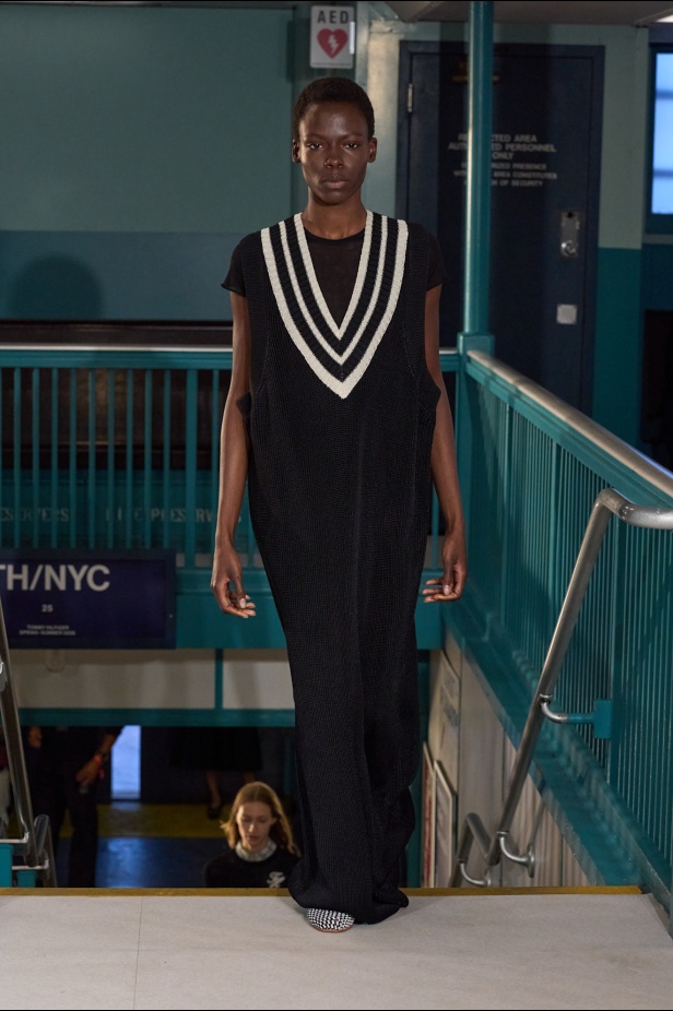 مجموعة Tommy Hilfiger لربيع وصيف 2025