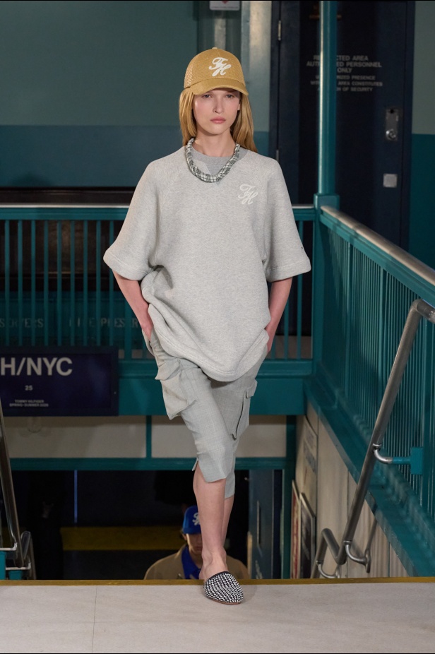 مجموعة Tommy Hilfiger لربيع وصيف 2025