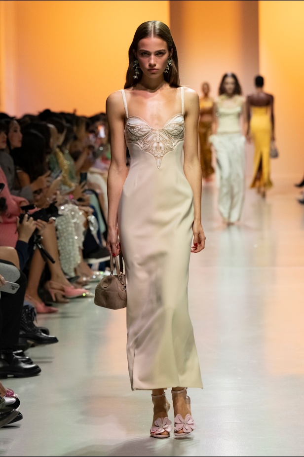 دار جورج حبيقة تكتب فصلًا ابداعيًا جديدًا في باريس مع مجموعة ربيع 2025 للأزياء الجاهزة