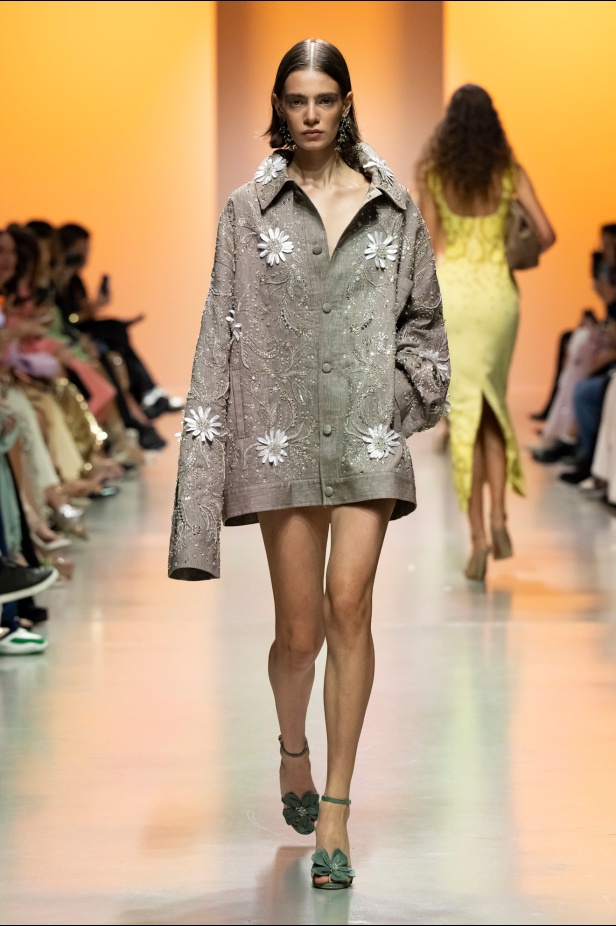 دار جورج حبيقة تكتب فصلًا ابداعيًا جديدًا في باريس مع مجموعة ربيع 2025 للأزياء الجاهزة