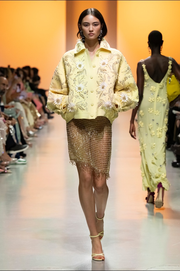 دار جورج حبيقة تكتب فصلًا ابداعيًا جديدًا في باريس مع مجموعة ربيع 2025 للأزياء الجاهزة