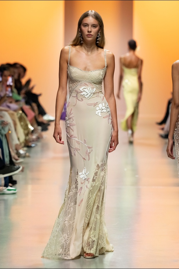 دار جورج حبيقة تكتب فصلًا ابداعيًا جديدًا في باريس مع مجموعة ربيع 2025 للأزياء الجاهزة