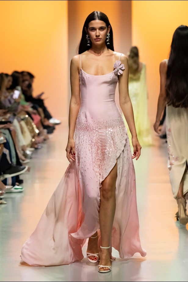 دار جورج حبيقة تكتب فصلًا ابداعيًا جديدًا في باريس مع مجموعة ربيع 2025 للأزياء الجاهزة