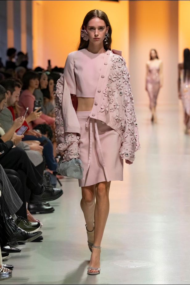 دار جورج حبيقة تكتب فصلًا ابداعيًا جديدًا في باريس مع مجموعة ربيع 2025 للأزياء الجاهزة