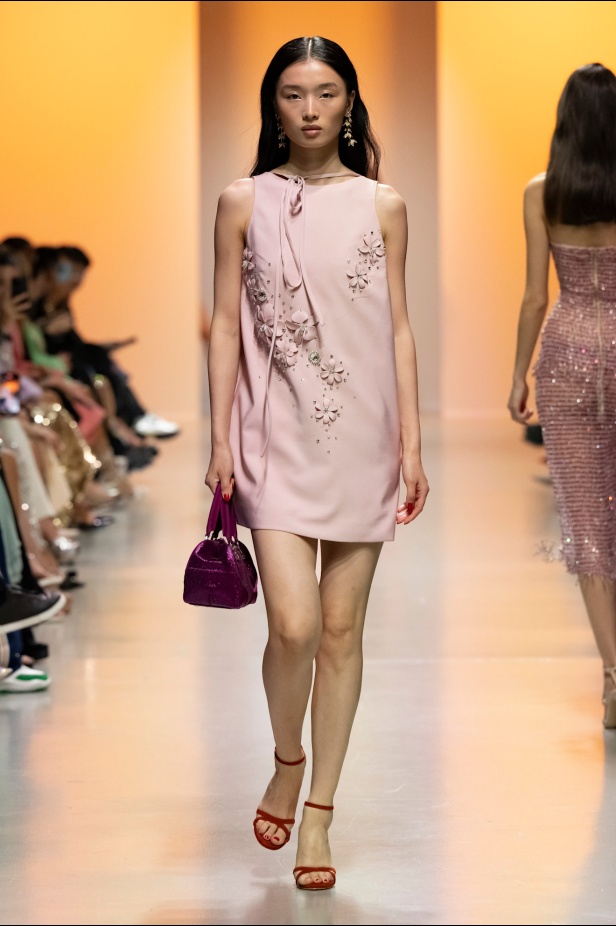 دار جورج حبيقة تكتب فصلًا ابداعيًا جديدًا في باريس مع مجموعة ربيع 2025 للأزياء الجاهزة