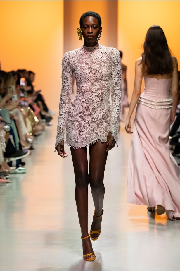 دار جورج حبيقة تكتب فصلًا ابداعيًا جديدًا في باريس مع مجموعة ربيع 2025 للأزياء الجاهزة